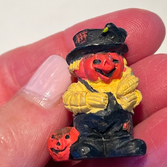 Two fabulous Halloween pins.  Pumpkin pin is ceramic. Bat pin is metal. - Picture 3 of 15